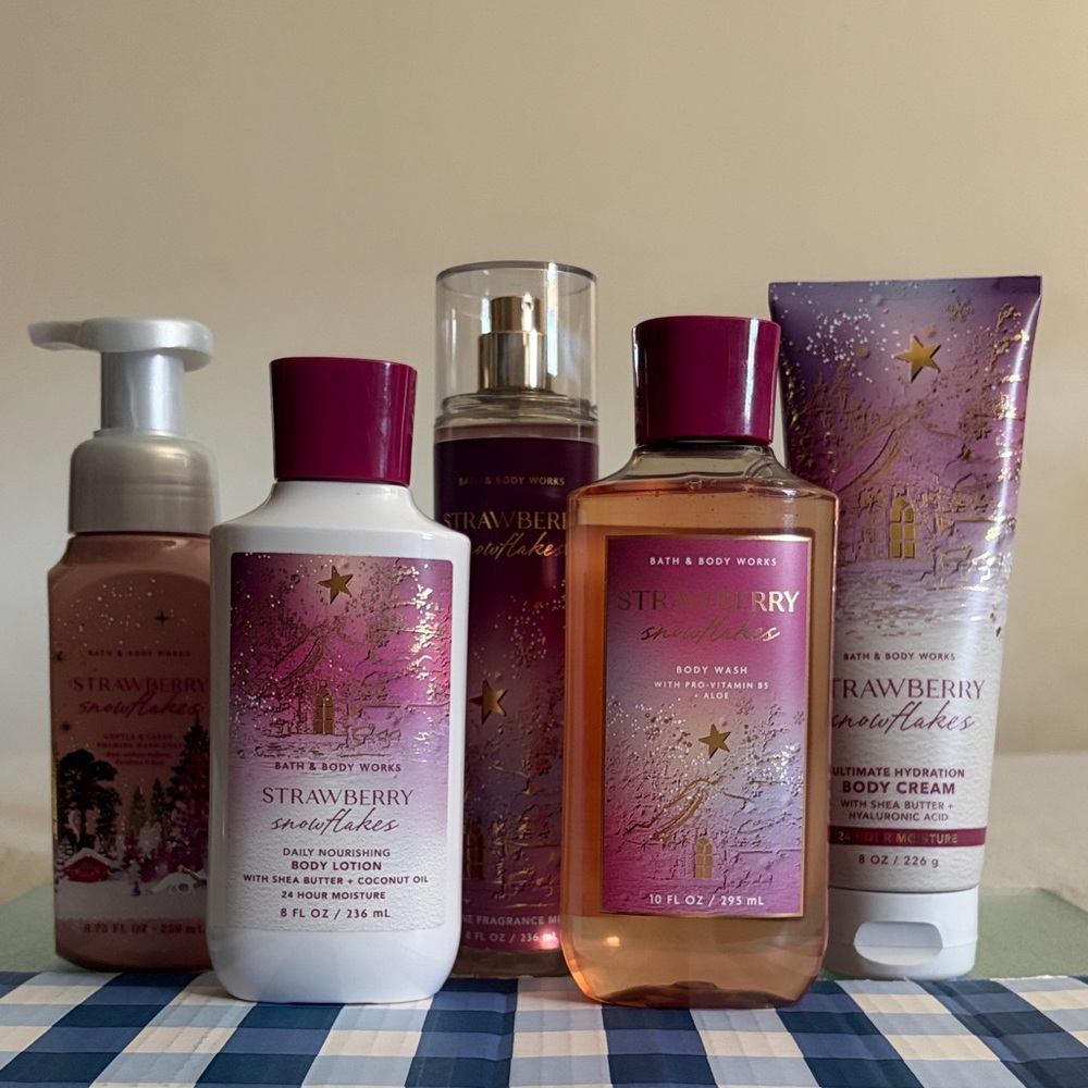 BBW Strawberry Snowflakes Body Care Set